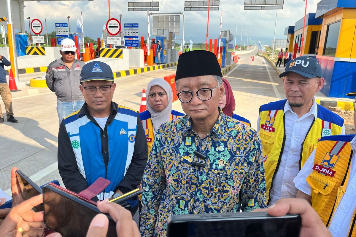 Menteri PU RI Dody meninjau tol Probowangi di exit tol Kraksaan, Kabupaten Probolinggo, Jawa Timur, Rabu (2/4/2025). 