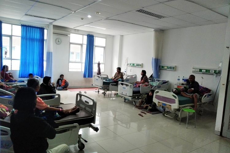 Sejumlah pasien diduga keracunan makanan dirawat di salah satu ruangan di RSUD Kertosono, Rabu (27/10/2021). Salah satu pasien tersebut ialah DS, perempuan pemilik hajatan nikah.