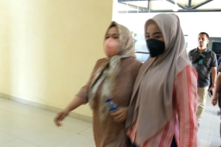 Terpidana kasus korupsi koperasi KJKS Padang, Dona (kiri) ditangkap tim Kejagung, Selasa (7/3/2023).