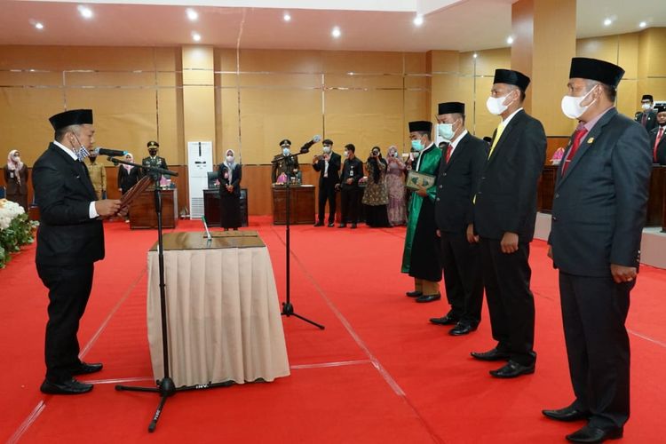 Sebanyak dua anggota Dewan Perwakilan Rakyat Daerah (DPRD), pergatian antar waktu (PAW) Bulukumba dilantik di Aula Gedung DPRD Bulukumba, Sulawesi Selatan. Senin (15/2/2021).