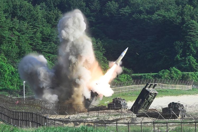 Dalam foto yang dirilis Kemenhan Korea Selatan, Rabu (5/7/2017), terlihat sistem pertahanan M270 melepaskan rudal taktis MGM-140 ke arah Laut Jepang (Laut Timur) sebagai respon atas peluncuran misil balistik Korea Utara.