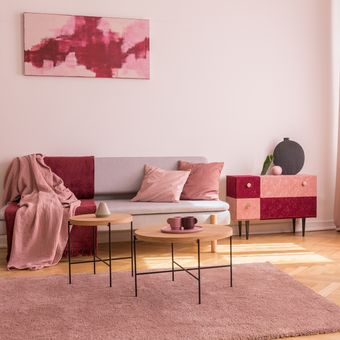 Ilustrasi ruang tamu dengan nuansa warna pink pastel.