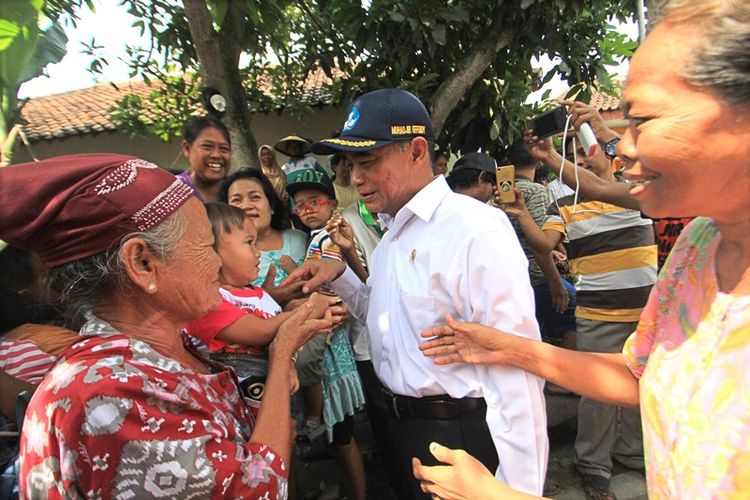 Menteri Pendidikan dan Kebudayaan Muhadjir Effendy (tengah) mengunjungi keluarga korban bangunan ambruk yang menimpa sanggar seni Hidayat Jati, di Gegesik, Cirebon, Jawa Barat, Rabu (18/4). Mendikbud memberikan santunan bagi keluarga korban kecelakaan bangunan ambruk yang enam di antaranya merupakan pelajar SMP. 