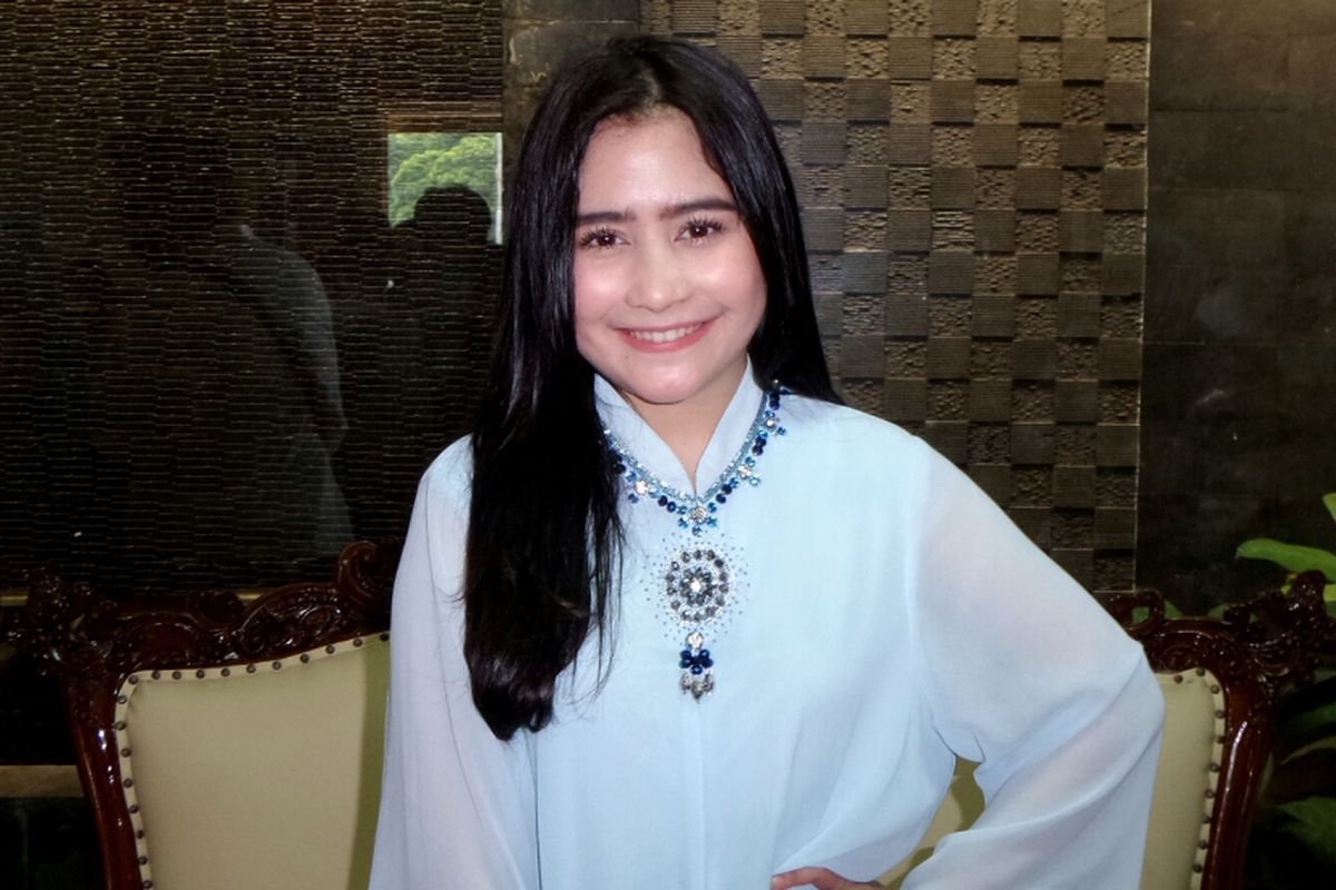 Artis sinetron Prilly Latuconsina saat diabadikan di masjid Al Barkah, Bandara Soekarno Hatta, Tangerang, Rabu (21/6/2017).