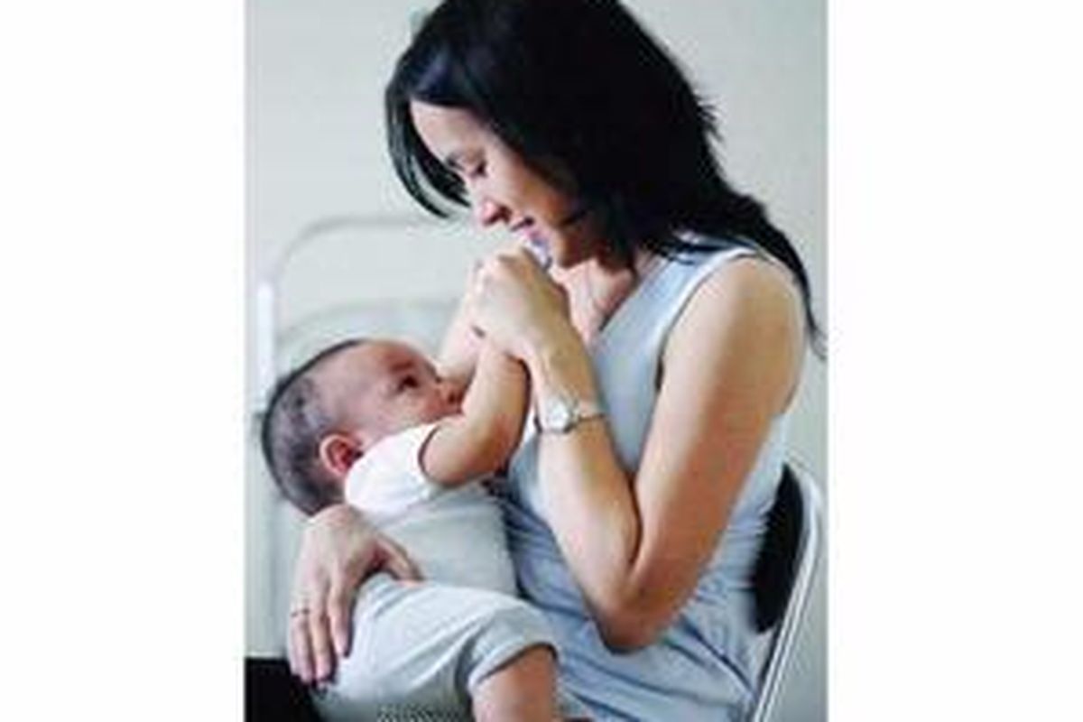 Putri Tambunan (24) menyusui anaknya yang berusia tujuh bulan, Ezio, di kediamannya di kawasan Bintaro, Tangerang Selatan, Banten, Kamis (17/3). Selain memberikan nutrisi terbaik yang terkandung dalam ASI, menyusui juga menjadi media untuk memperkuat hubungan batin antara ibu dan buah hatinya.