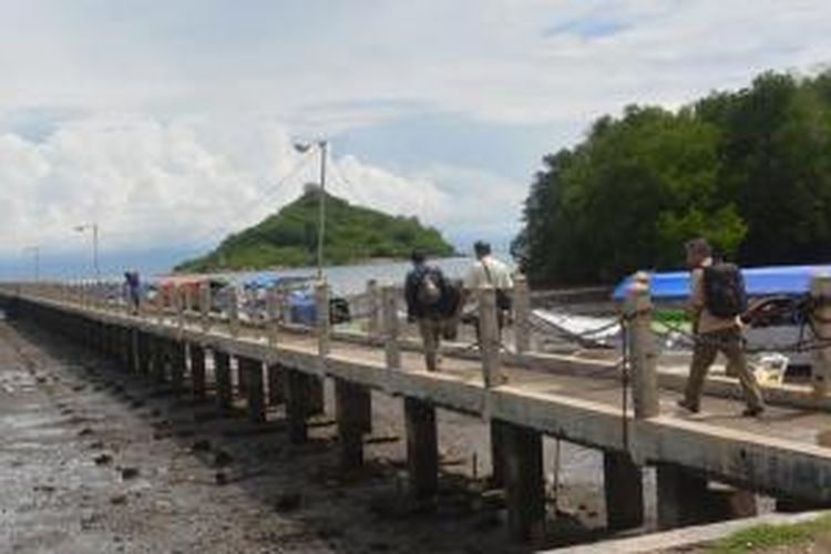 Dermaga menuju Taman Wisata Alam 17 Pulau Riung, Kecamatan Riung, Kabupaten Ngada, Pulau Flores, Nusa Tenggara Timur.