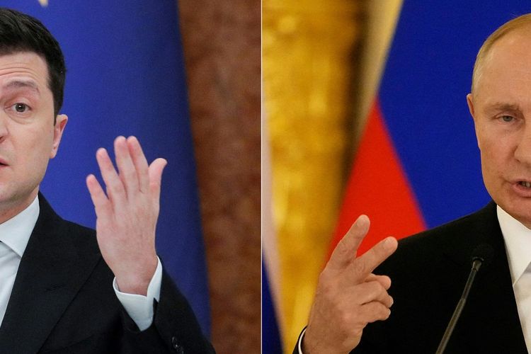 Presiden Ukraina Volodymyr Zelensky (kiri) saat berbicara dalam konferensi pers bersama dengan Presiden Dewan Eropa di Kiev (3/3/2021), dan Presiden Rusia Vladimir Putin ketika konferensi pers bersama Kanselir Jerman di Kremlin, Moskwa (20/8/2021).