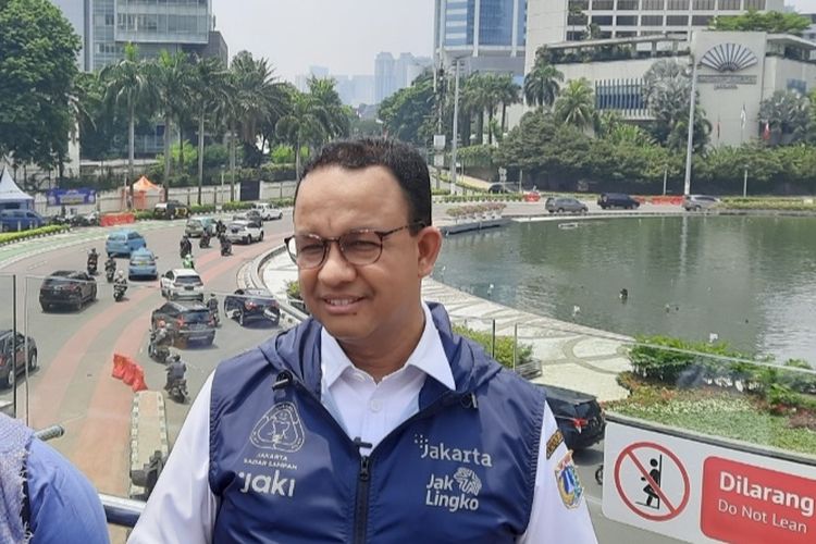 Gubernur DKI Jakarta Anies Baswedan mendatangi halte Transjakarta Tosari-Bundaran Hotel Indonesia (HI), Jakarta Pusat, pada Rabu (12/10/2022).