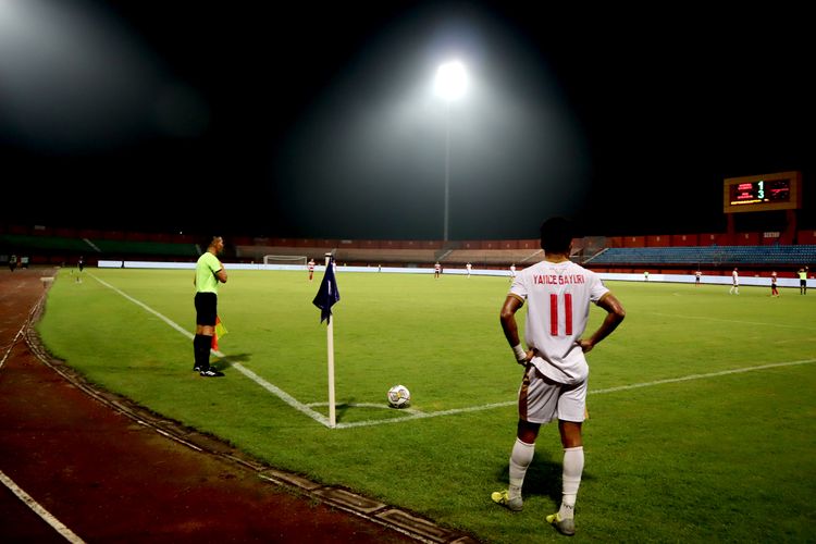 Pemain PSM Makassar Yance Sayuri bersiap melakukan tendangan pojok saat pertandingan pekan ke-32 Liga 1 2022-2023 melawan Madura United yang berakhir dengan skor 1-3 di Stadion Gelora Ratu Pamelingan Pamekasan, Jumat (31/3/2023) malam.