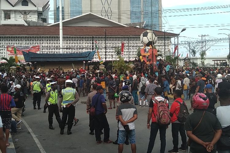Sebagian massa yang melakukan aksi protes di Jayapura, berkumpul dan berorasi di depan gedung DPRD Papua, Kota Jayapura, Papua, Senin (19/8/2019)
