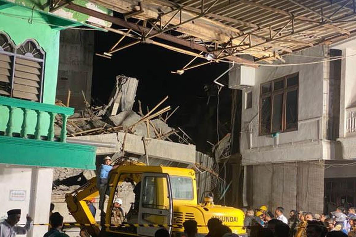 Bangunan tiga lantai di Ponpes Al Khoziny Sidoarjo, Jawa Timur roboh saat Shalat Ashar, para santri pun berlari menyelamatkan diri.