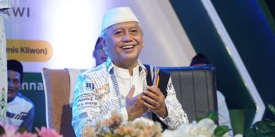 Amalan Tak Biasa Haji KH Achmad Chalwani: Tulis Nama di Ka'bah!