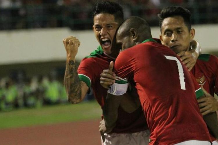 Irfan Bachdim merayakan gol kedua Indonesia ke gawang Malaysia bersama Boaz Solossa dan Andik Vermansah di Stadion Manahan, Selasa (6/9/2016).