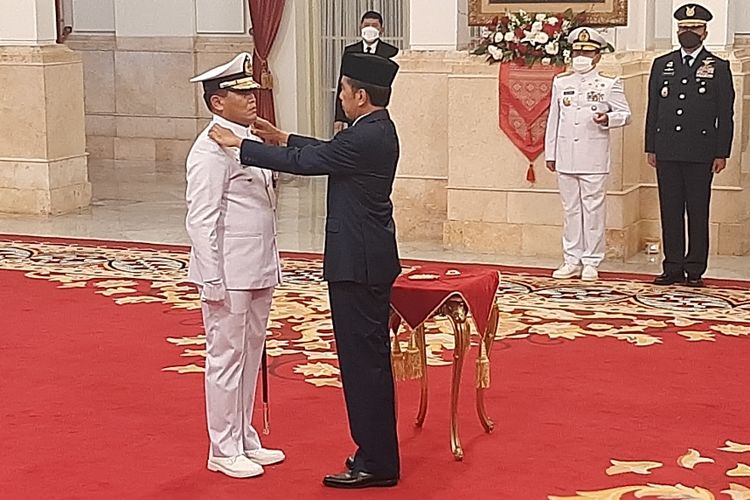 President Joko Widodo (right) inaugurates Admiral Muhammad Ali (left) as the new Indonesian Navy (TNI AL) chief of staff in a ceremony held at the State Palace in Jakarta on Wednesday, December 28, 2022. 