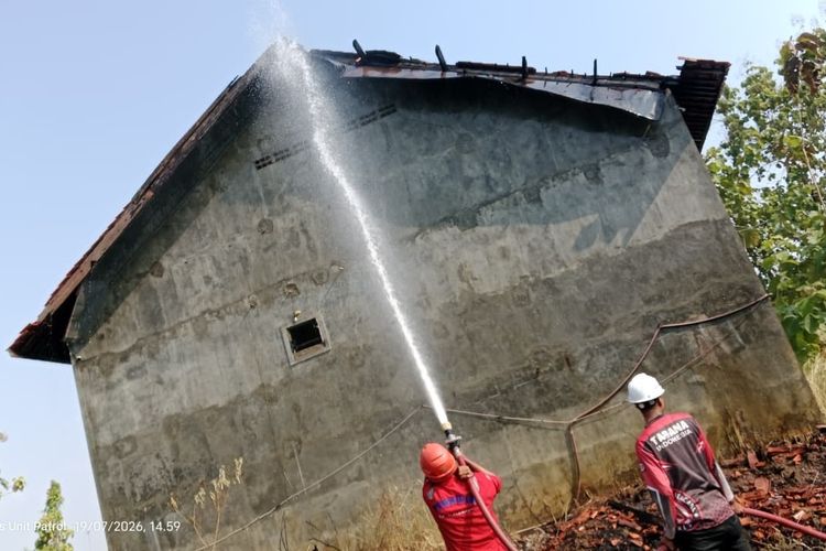 Niat Hati Bakar Rumput Kering demi Buka Jalan, Buntutnya Gedung Walet di Indramayu Nyaris Ludes Dilalap Api