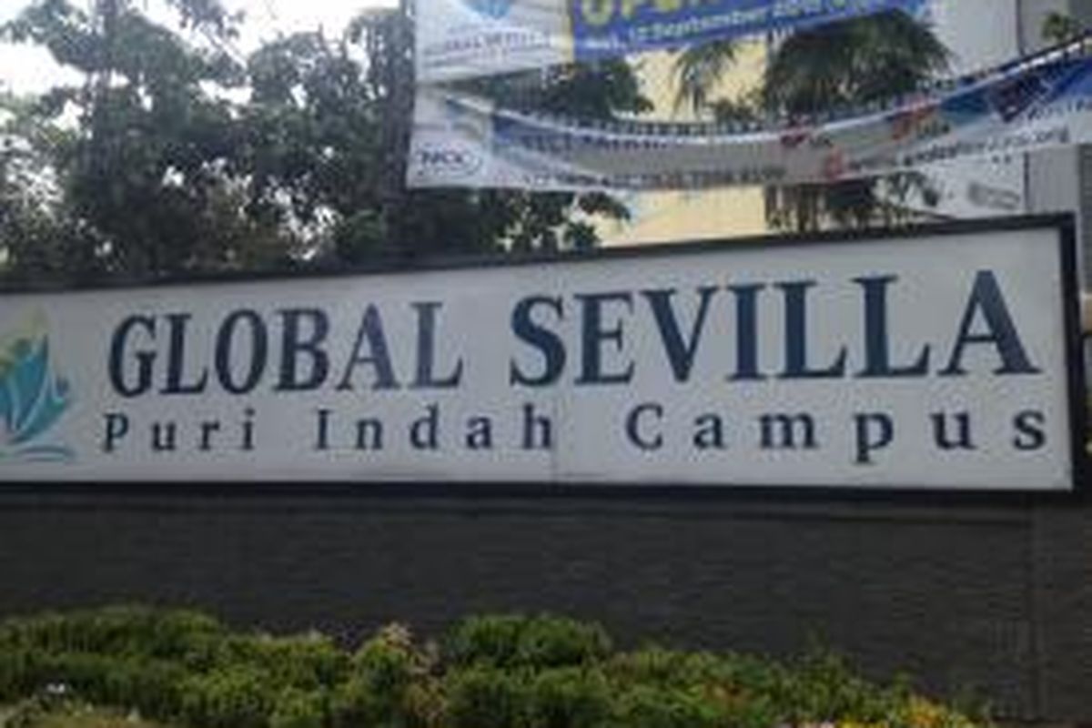 Papan nama Global Sevilla School di Kembangan, Jakarta Barat, Jumat (18/9/2015). 