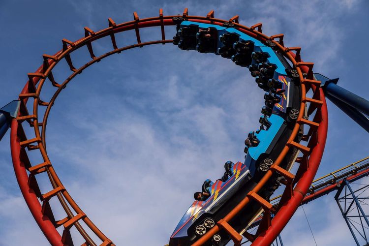 Pengunjung menaiki wahana di Dufan, Taman Impian Jaya Ancol, Jakarta Utara, Kamis (29/10/2020). Liburan panjang dimanfaatkan warga untuk berwisata ke tempat wisata pantai tersebut, jumlah pengunjung tercatat mencapai sekitar 22.000 pada pukul 15.00. Kuota pengunjung dibatasi 25 persen dari kapasitas maksimal atau 25.000 orang pada masa pembatasan sosial berskala besar (PSBB) transisi ini.