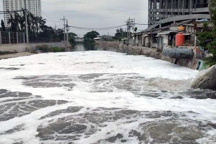 Kondisi permukaan air Sungai Kalisari Damen, Kecamatan Mulyorejo, Kota Surabaya, yang tertutup busa putih, Selasa (2/8/2022). (Sumber: Surya.co.id/ Febrianto Ramadani)