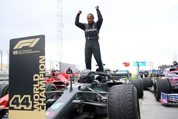 Lewis Hamilton memastikan gelar juara dunia ketujuhnya setelah menjadi pemenang F1 GP Turki pada Minggu (15/11/2020) malam WIB. Ini sekaligus menjadikannya pemenang F1 2020 meski masih ada tiga seri tersisa. 