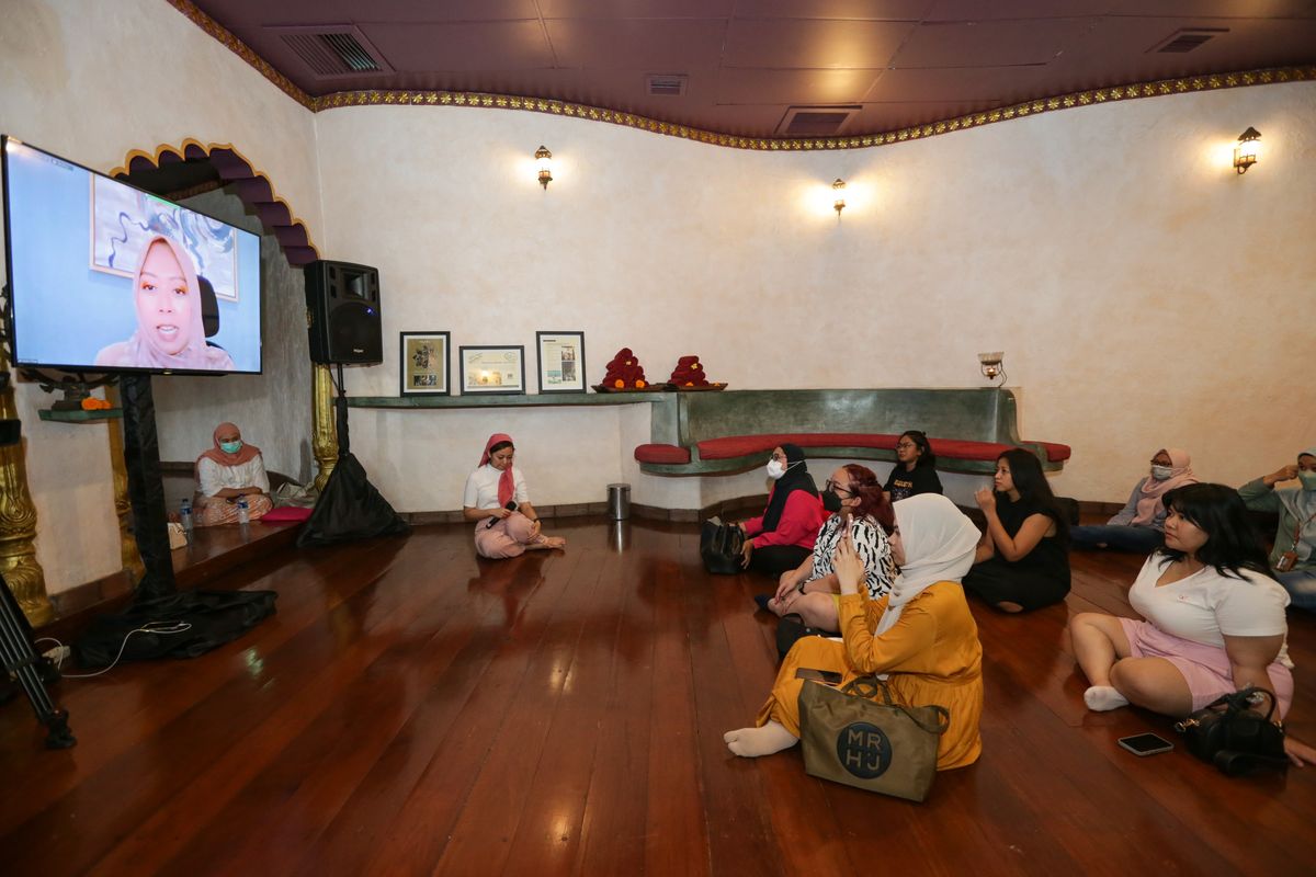 Mindfulness & Well Being Coach, Raden Prisya memberikan sesi meditasi secara oline untuk merasakan sensasi mandi yang mainful dan menenangkan saat peluncuran produk sabun Garden of Na'eem di Bali, Kamis (23/11/2022).