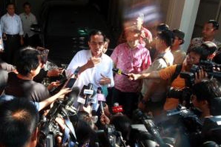 Gubernur DKI Jakarta sekaligus presiden terpilih, Joko Widodo (Jokowi) memberi keterangan kepada wartawan usai memimpin rapat tertutup di Kantor Transisi Jokowi-JK, di Jakarta Pusat, Sabtu (9/8/2014). Jokowi bersama tim membahas upaya percepatan swasembada pangan terutama beras dan gula. WARTA KOTA/ADHY KELANA