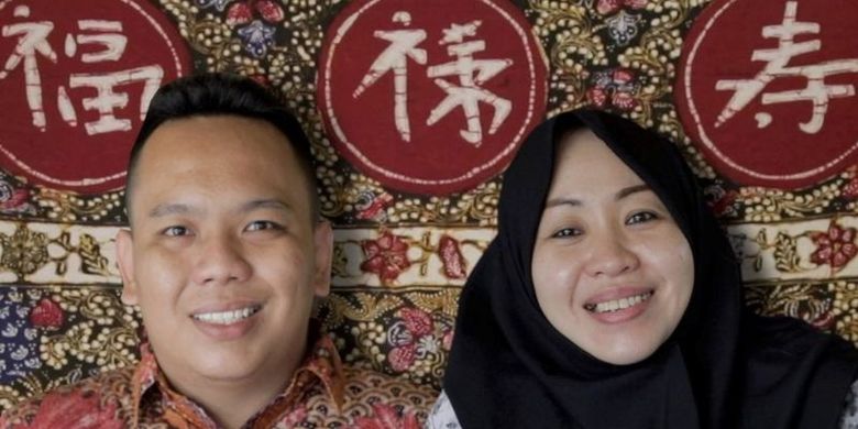 Javier Hartono, 24, dan ibunya Safitri Rini. Javier adalah penerus usaha batik peranakan Lasem, yang populer karena motif Tionghoa