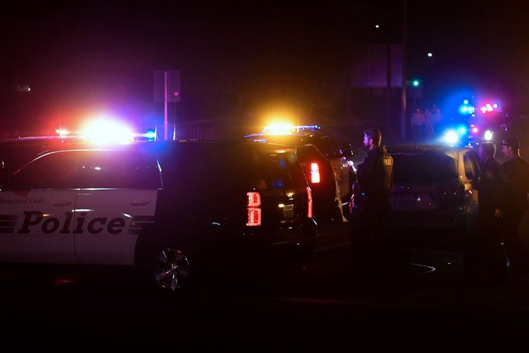 Petugas polisi berjaga di sekitar lokasi penembakan massal di bar California, Rabu (7/11/2018) malam.
