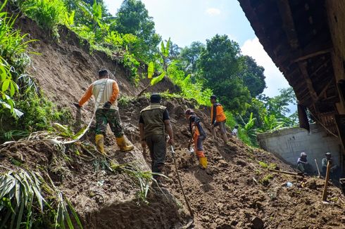 2 Rumah di Kudus Tertimpa Tebing Longsor Setinggi 15 Meter