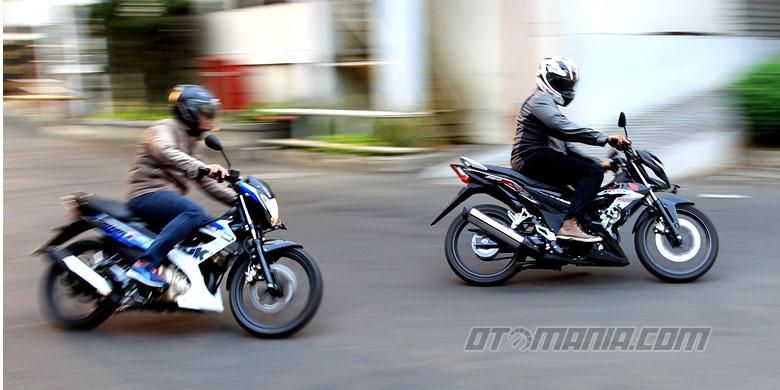 Suzuki New Satria FU 150 (kiri) dan Honda New Sonic 150 R saat uji berkendara di halaman Gedung Kompas Gramedia, Jakarta, Senin (14/9/2015).