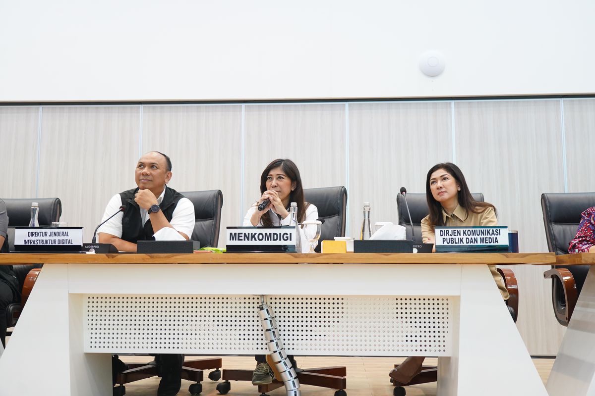Menteri Komunikasi dan Digital (Menkomdigi) Meutya Hafid bersama Direktur Jenderal (Dirjen) Infrastruktur Digital Wayan Toni dan Dirjen Komunikasi Publik dan Media (KPM) Fifi Aleyda Yahya saat meninjau Posko Nataru Komdigi di Jakarta, Selasa (30/12/2025).