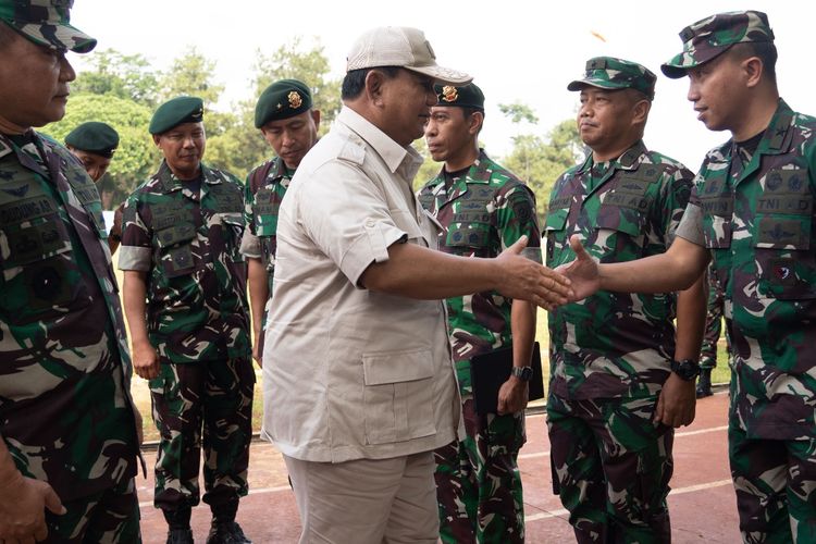 Menteri Pertahanan Prabowo Subianto meminta prajurit Batalyon Infanteri (Yonif) Para Raider (PR) 330/Tri Dharma (TD) berangkat ke Papua dengan naluri keberanian dan kewaspadaan.  Pesan itu disampaikan Prabowo saat markas Yonif Para Raider 330/TD di Cicalengka, Soreang, Bandung, Jawa Barat, Kamis (11/5/2023). Prabowo turut didampingi Kepala Staf Angkatan Darat (KSAD) Jenderal Dudung Abdurachman.