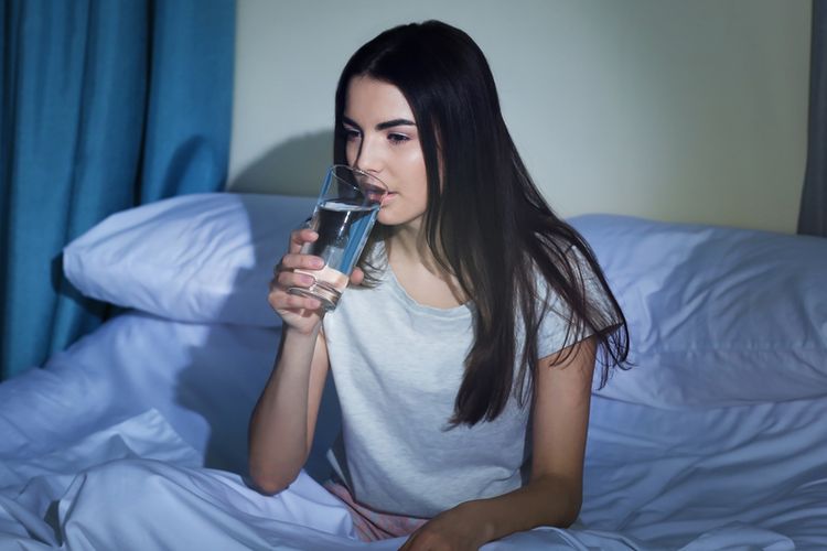 Ilustrasi minum air putih  setelah bangun tidur. Selama tidur malam ada kecenderungan tubuh mengalami dehidrasi, sehingga baik untuk segera minum air setelah bangun tidur di pagi hari.  