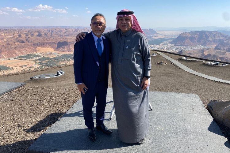 Menteri Perdagangan Zulkifli Hasan berfoto bersama Mendag Arab Saudi Majid bin Abdullah Al Qasabi ketika menuju Al Ula dari Madinah, Minggu (22/1/2023).