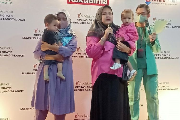 Sanita (kiri) dan Erin (kanan) mengucapkan terima kasih kepada Sido Muncul, Smile Train Indonesia, serta RS Hermina Podomoro atas pelenggaraan operasi bibir sumbing gratis. 