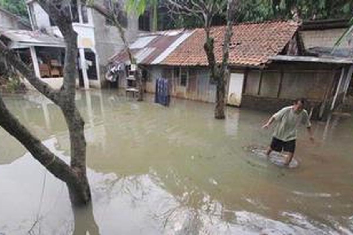 Sebagian wilayah masih terendam air di Kampung Pulo, Lebak Bulus, Jakarta, Selasa (1/11/2011). Pemerintah mulai memikirkan untuk merelokasi kampung yang berada di bantaran Kali krukut tersebut.