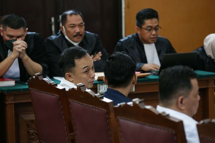 Terdakwa kasus pembunuhan berencana Brigadir J, Ricky Rizal, Richard Eliezer, dan Kuat Ma'ruf menjalani sidang di Pengadilan Negeri Jakarta Selatan, Senin (12/12/2022). Putri Candrawathi menjadi saksi dalam sidang kali ini.