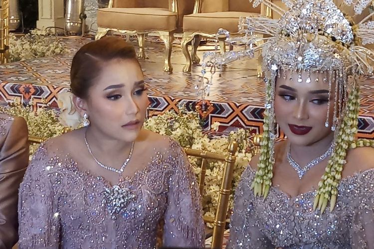 Ayu Ting Ting dan adiknya, Assyifa Nuraini dalam jumpa pers di salah satu hotel kawasan Depok, Jawa Barat, Minggu (20/2/2022). 