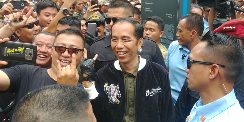 Tampak depan jaket Bubur Ayam Racer yang dipakai Presiden Joko Widodo saat konvoi sepeda motor di Bandung, Minggu (11/11/2018).