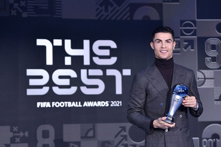 Penyerang Manchester United (Portugal) Cristiano Ronaldo menerima Penghargaan Spesial FIFA 2021 dalam Penghargaan Sepak Bola Terbaik FIFA 2021 di Zurich pada 17 Januari 2022.