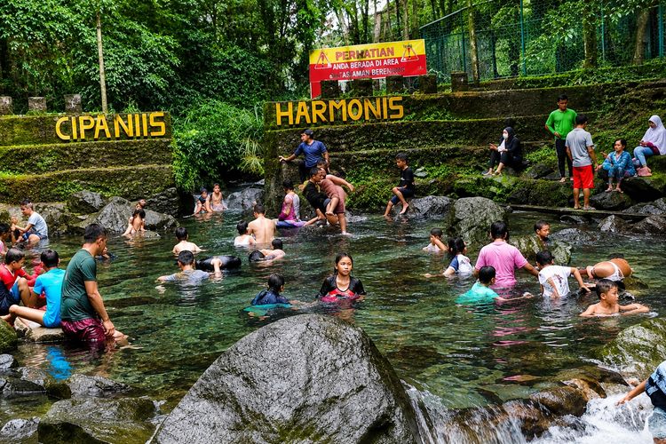 Wisata Cipaniis Kuningan, Punya Mata Air Jernih di Kaki Gunung Ciremai