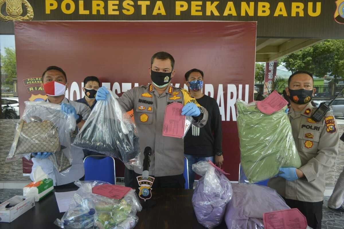 Kapolresta Pekanbaru Kombes Pol Nandang Mumin Wijaya melakukan konferensi pers pengungkapan kasus pembunuhan seorang wanita di Kota Pekanbaru, Riau, Kamis (24/9/2020).