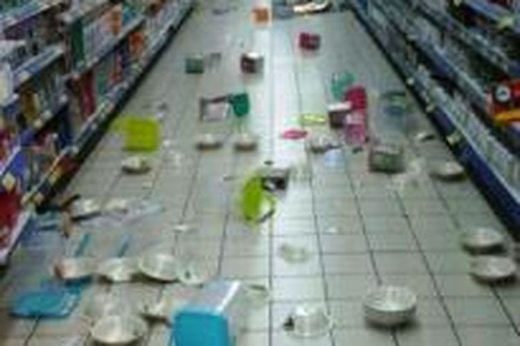 Goyangan gempa di Maluku Utara, Sabtu (15/11/2014) juga mengakibatkan barang-barang di sebuah supermarket di Manado berjatuhan