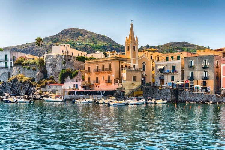Pemandangan Marina Corta, pelabuhan di Pulau Lipari, Sisilia, Italia.