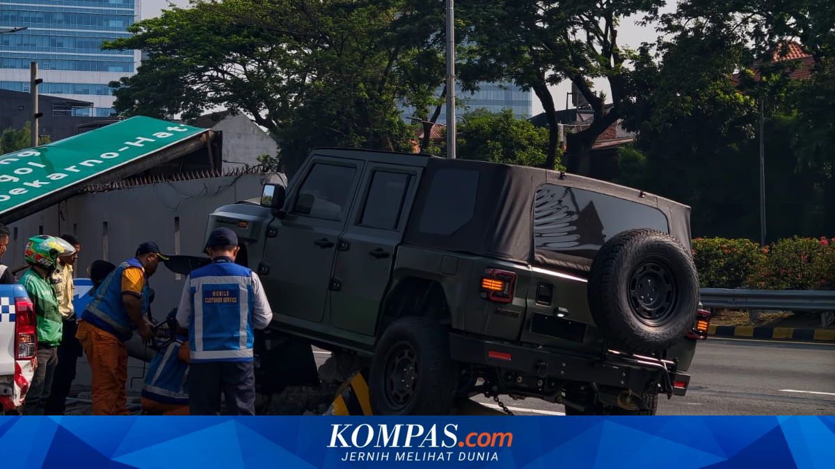 Saat Pindad Maung TNI Hilang Kendali dan Tabrak Tiang Exit Tol Slipi hingga Roboh