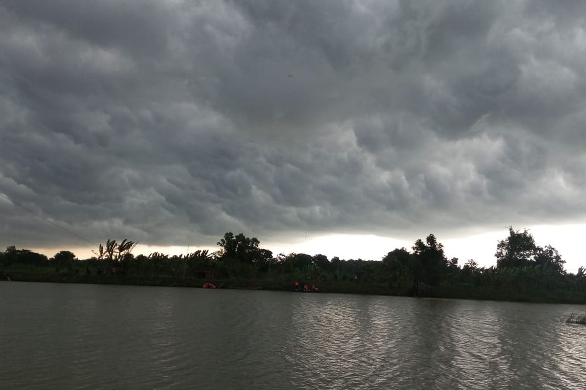 Cuaca mendung di sekitar Waduk Penguripan, yang terletak di Dusun Petiyin, Desa Takerharjo, Kecamatan Solokuro, Lamongan, Jawa Timur, Rabu (10/12/2025) sore WIB.