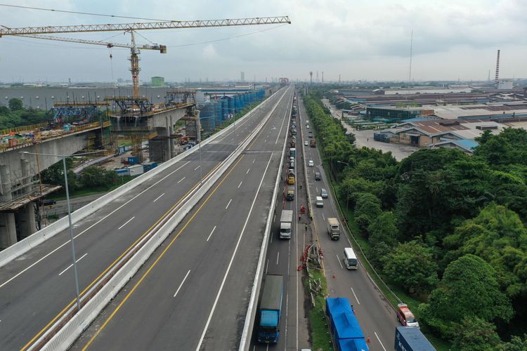 Tol Layang Jakarta - Cikampek di ruas Km 31 Cikarang, Kabupaten Bekasi, tampak kosong setelah diberlakukan penutupan,  Jumat (24/4/2020). Penutupan tol layang ini terkait pemberlakuan larangan mudik mulai mulai 24 April 2020 pukul 00.00 WIB untuk mencegah penyebaran Covid-19.