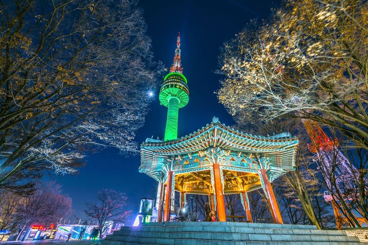 Pemandangan area sekitar Namsan Tower saat malam hari. Korea Selatan adalah salah satu negara yang memberlakukan aturan khusus bagi pendatang dari China.