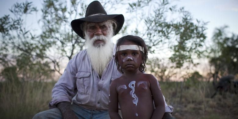 Suku Aborigin di Australia masih meneruskan budayanya secara turun temurun.