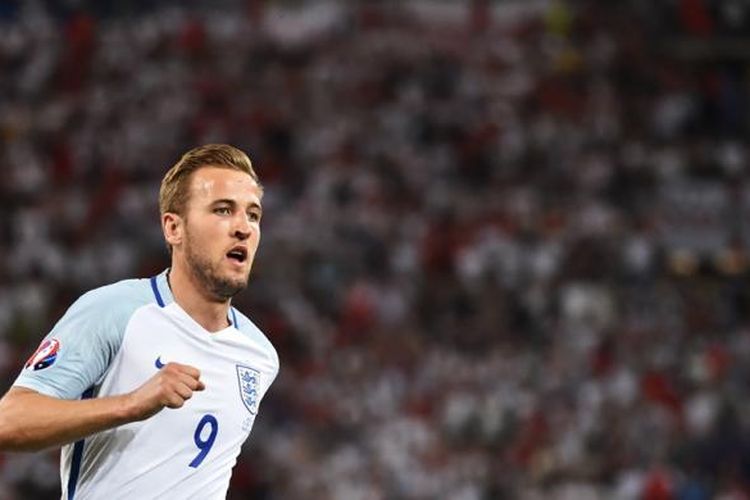 Striker Inggris, Harry Kane, berlari mengejar bola saat timnya melawan Rusia pada partai Piala Eropa Grup B di Stade Velodrome, 11 Juni 2016.