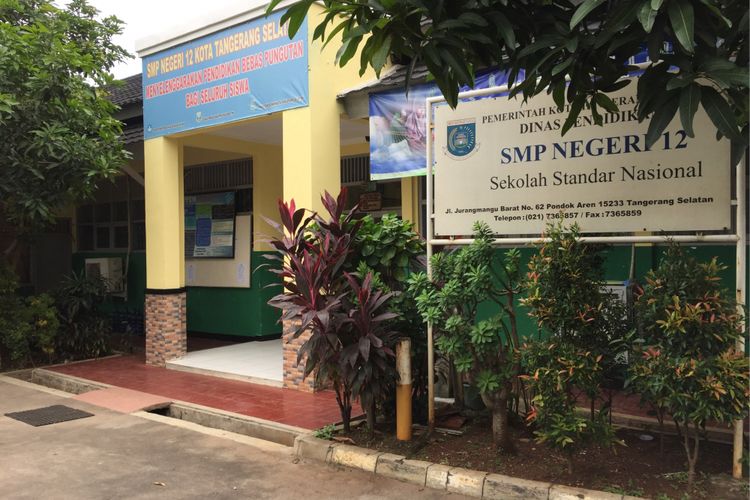Tampak halaman SMP Negeri 12 Kota Tangerang Selatan, Jumat (14/7/2017) siang. SMPN 12 ini salah satu dari sekian sekolah yang mengalami kendala teknis berupa ketidaksesuaian data untuk sistem zonasi dalam proses penerimaan peserta didik baru (PPDB) tahun ajaran 2017.